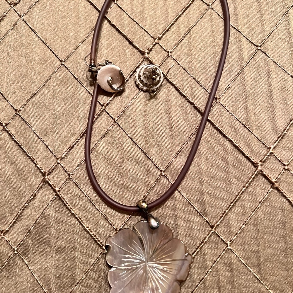 Elegant Floral Pendant Necklace